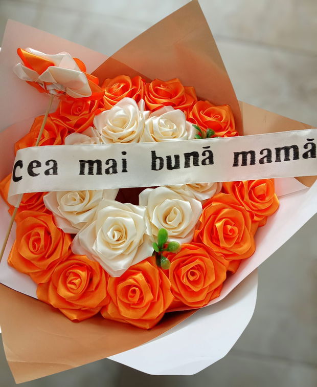 Buchet din trandafiri de satin cu text ascuns