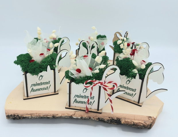 Martisor - cutie ghiocei decorat cu licheni și flori