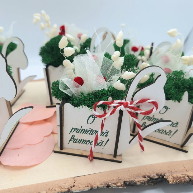 Martisor - cutie ghiocei decorat cu licheni și flori