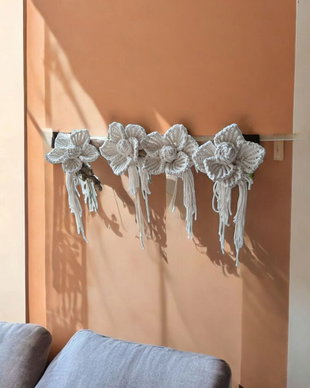 Ramură 4 Flori Macrame pe lemn natur