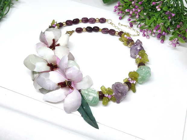 Coler magnolii cu fluorit si ametist brut