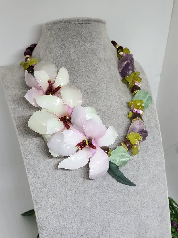 Coler magnolii cu fluorit si ametist brut