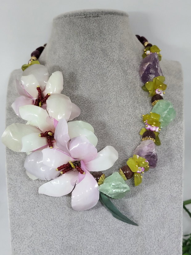 Coler magnolii cu fluorit si ametist brut