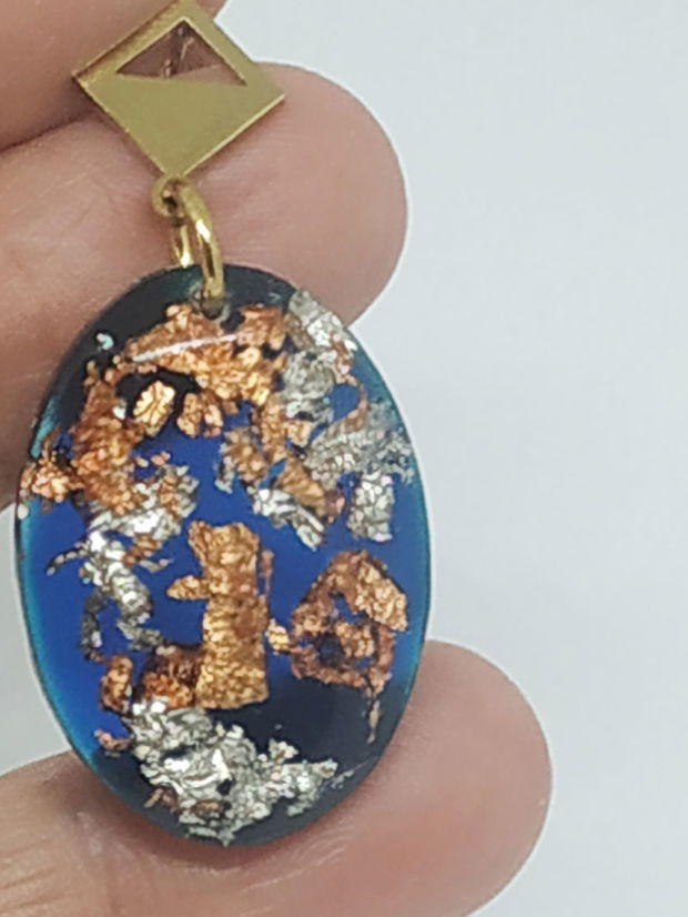Cercei din rășină albastra, cu foita de argint și cupru, confectionati din rasina, foita holografica și tortițe otel inoxidabil