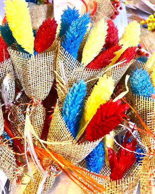 Martisor tricolor din flori uscate