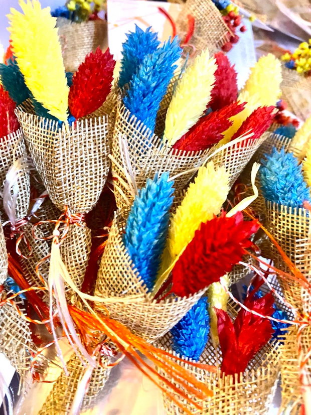 Martisor tricolor din flori uscate