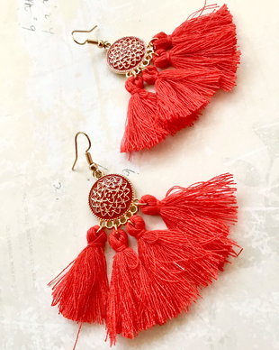 Cercei boho Canafi / ciucuri rosii matase