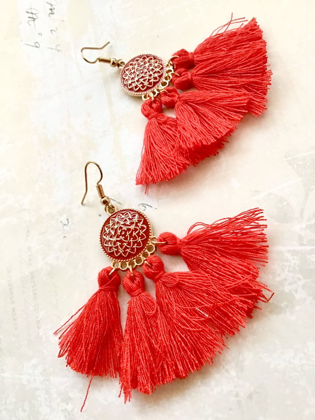 Cercei boho Canafi / ciucuri rosii matase