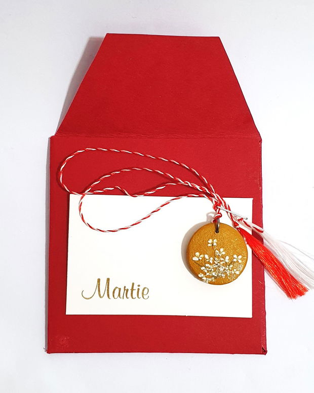 Martisor cu flori naturale presate.