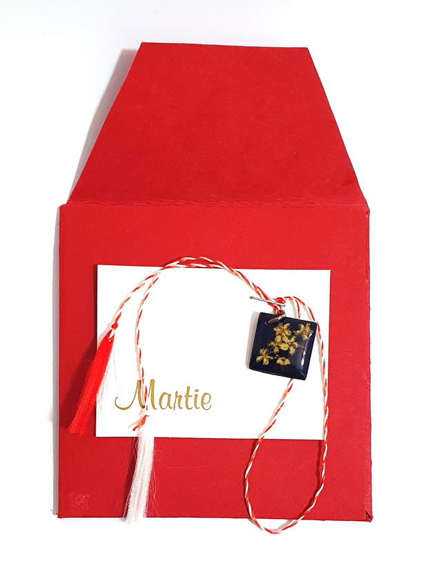 Martisor cu flori naturale presate.