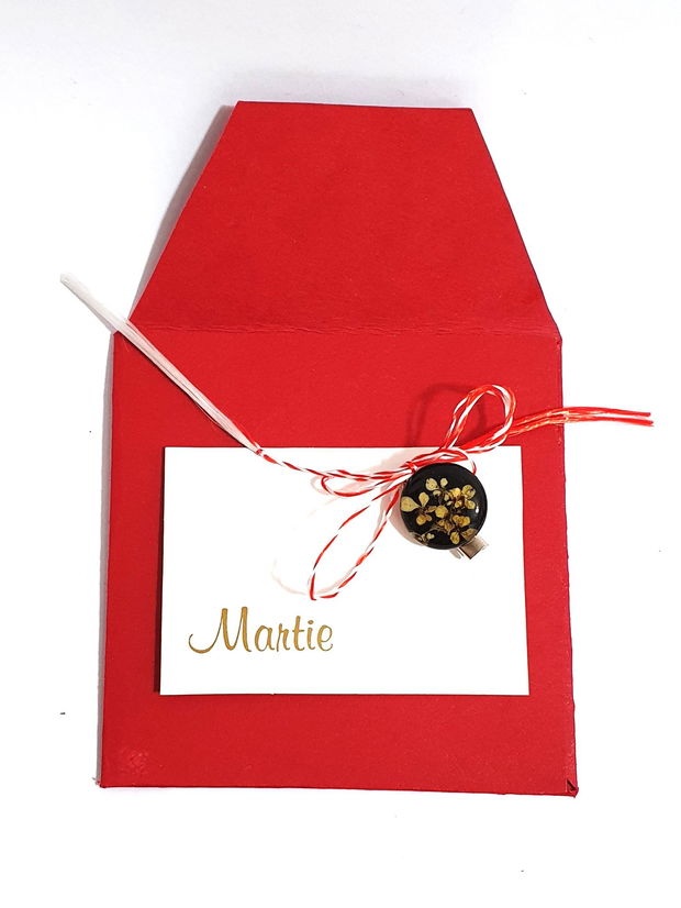 Martisor cu flori naturale presate.