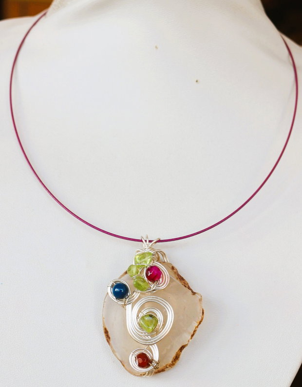 Colier handmade cu pandantiv felie de agat si ornament dinsfere de gat si cipsuri din peridot