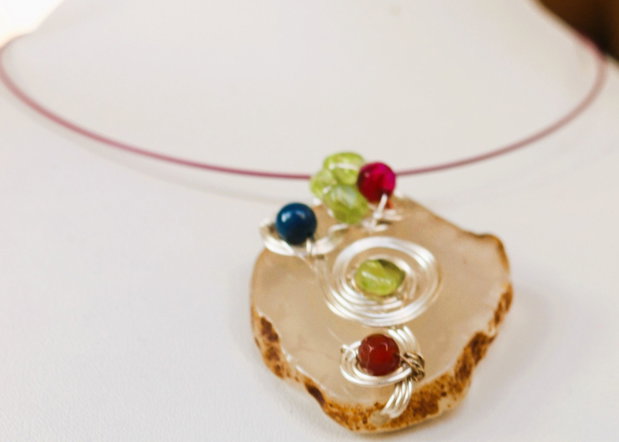 Colier handmade cu pandantiv felie de agat si ornament dinsfere de gat si cipsuri din peridot