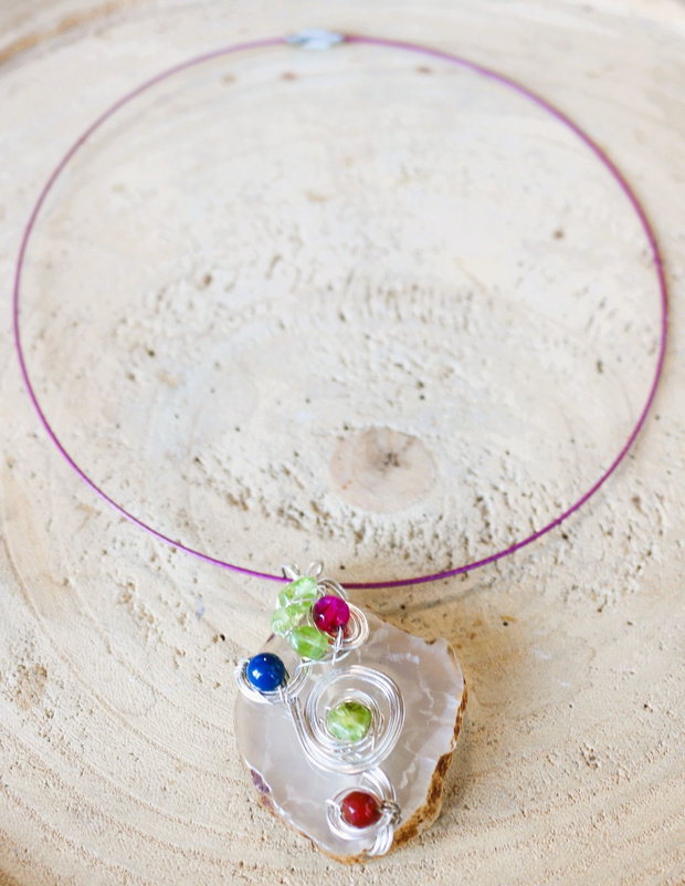 Colier handmade cu pandantiv felie de agat si ornament dinsfere de gat si cipsuri din peridot