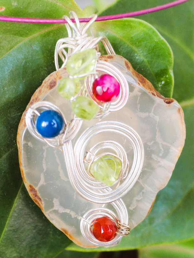 Colier handmade cu pandantiv felie de agat si ornament dinsfere de gat si cipsuri din peridot