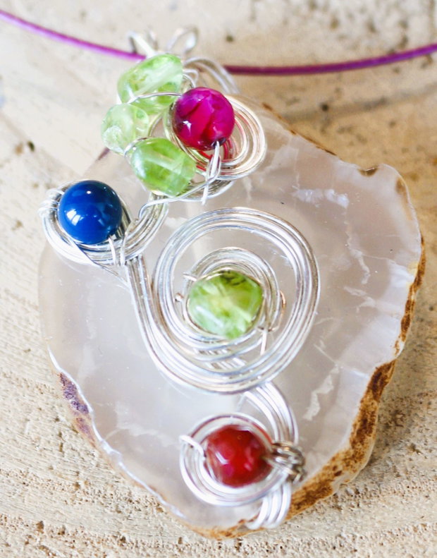 Colier handmade cu pandantiv felie de agat si ornament dinsfere de gat si cipsuri din peridot