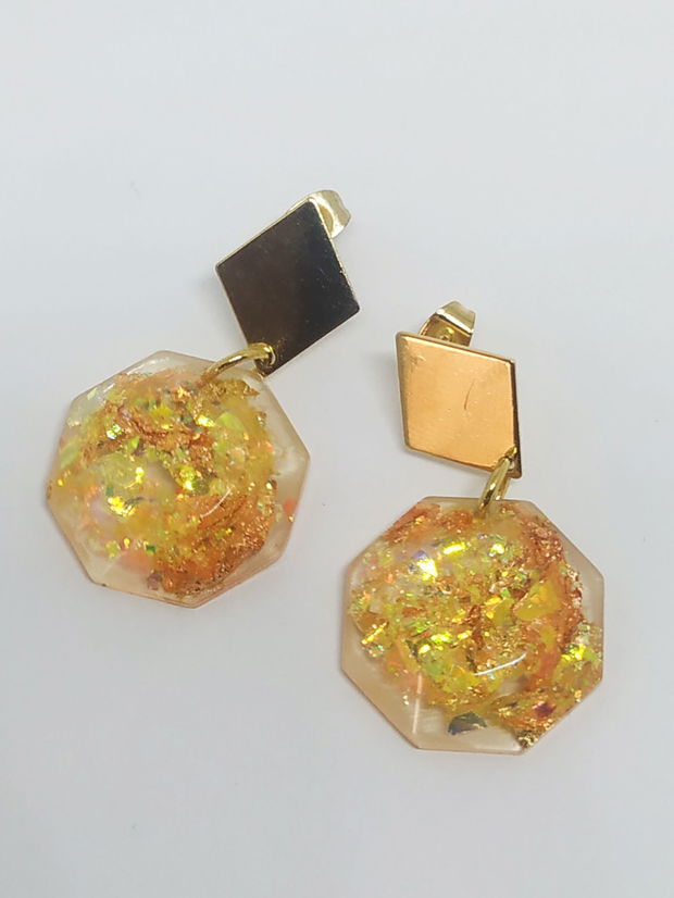 Cercei aurii confectionati din rasina, glitter auriu, foita aurie  și tortițe otel inoxidabil