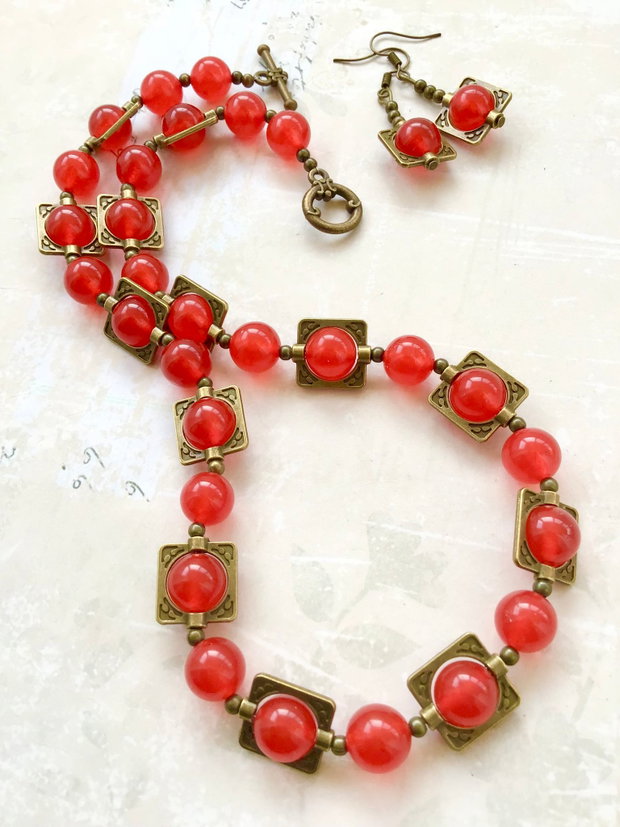Colier vintage jad rosu & bronz antichizat