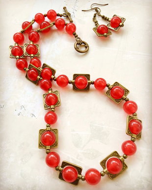 Colier vintage jad rosu & bronz antichizat