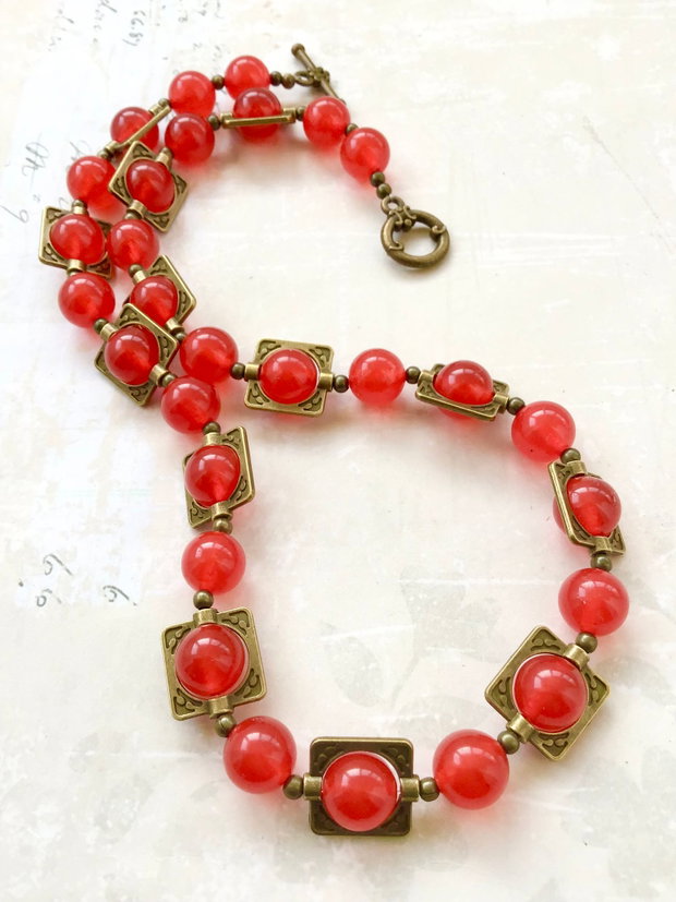 Colier vintage jad rosu & bronz antichizat