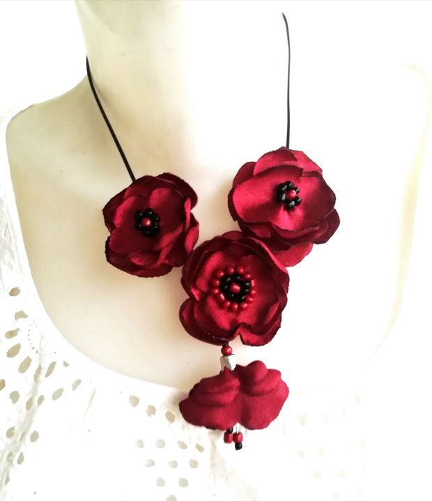 colier buchet de flori grena