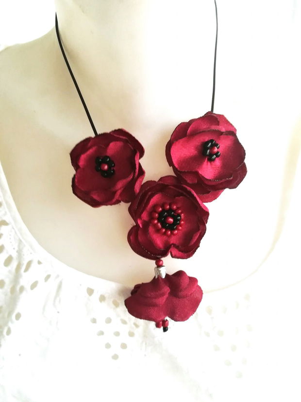 colier buchet de flori grena