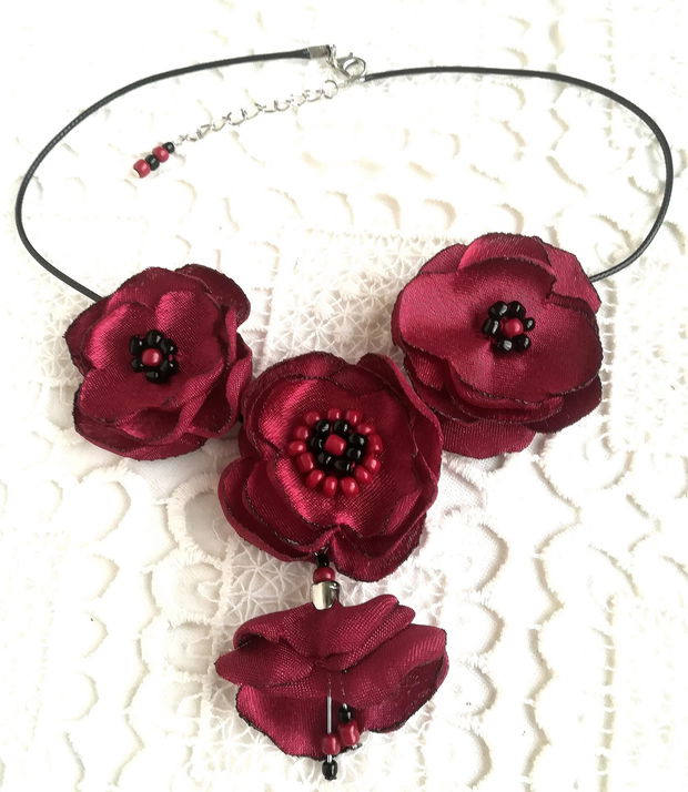 colier buchet de flori grena