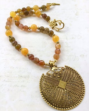 Colier agate crackle & pandantiv auriu antichizat
