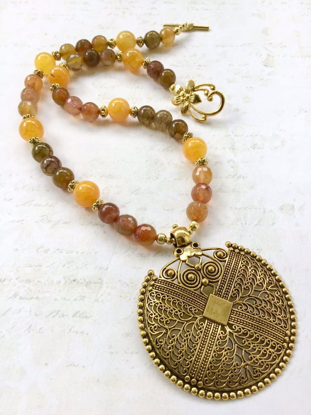Colier agate crackle & pandantiv auriu antichizat