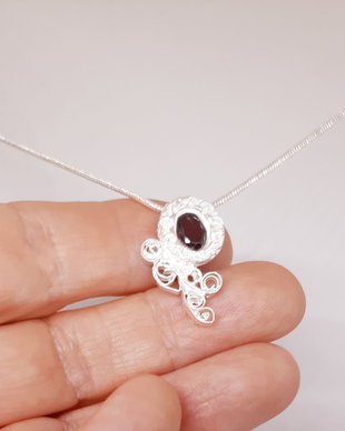 Pandantiv unicat, din argint pur, filigramat, in forma de floare , cu un granat oval