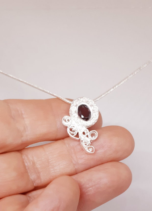 Pandantiv unicat, din argint pur, filigramat, in forma de floare , cu un granat oval