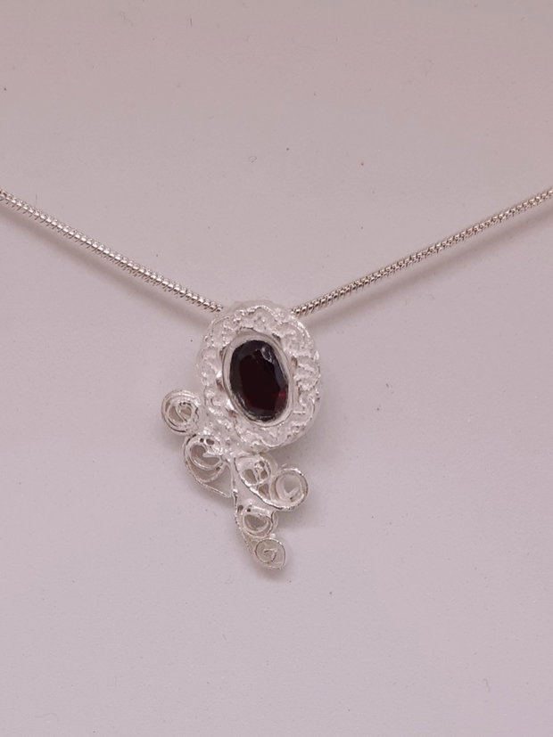 Pandantiv unicat, din argint pur, filigramat, in forma de floare , cu un granat oval