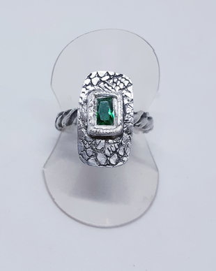 Inel unicat, stil art nouveau, dreptunghiular, din argint pur, cu zirconiu verde