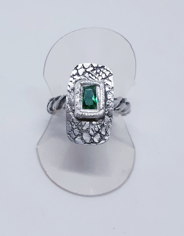 Inel unicat, stil art nouveau, dreptunghiular, din argint pur, cu zirconiu verde