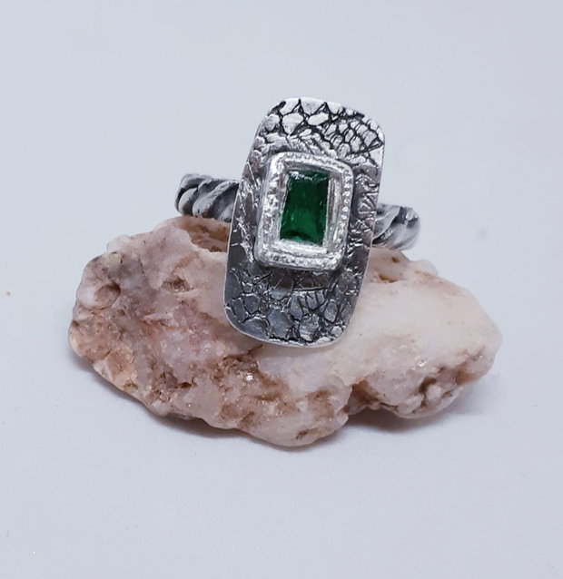 Inel unicat, stil art nouveau, dreptunghiular, din argint pur, cu zirconiu verde