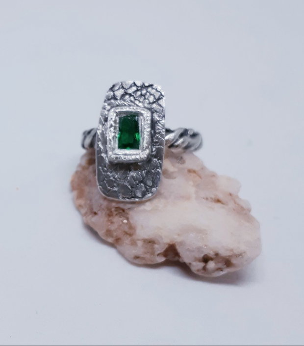 Inel unicat, stil art nouveau, dreptunghiular, din argint pur, cu zirconiu verde