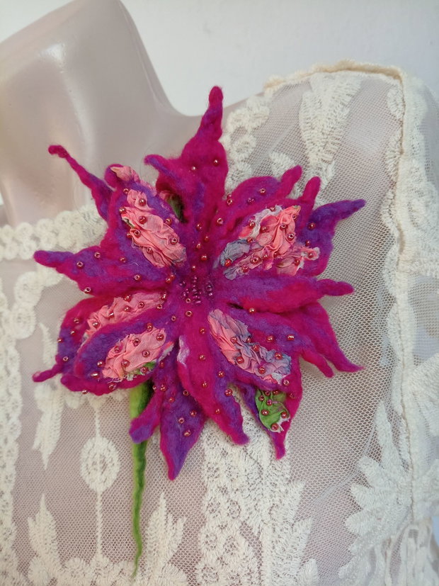 Broșă floare