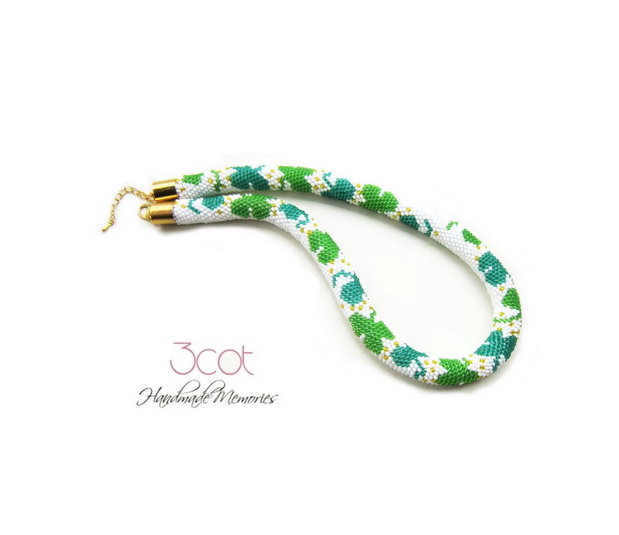 Colier handmade, crosetat cu margele de nisip - Green Clover