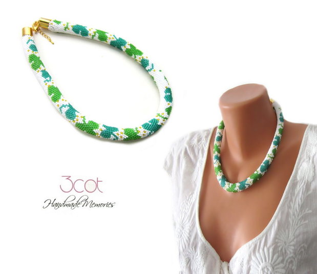 Colier handmade, crosetat cu margele de nisip - Green Clover