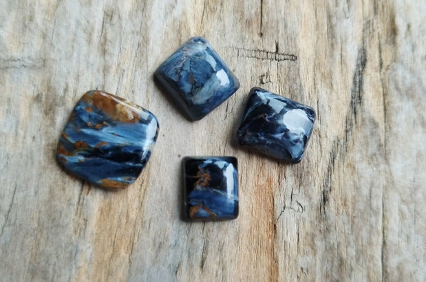 Lot 4 cabochoane pietersit
