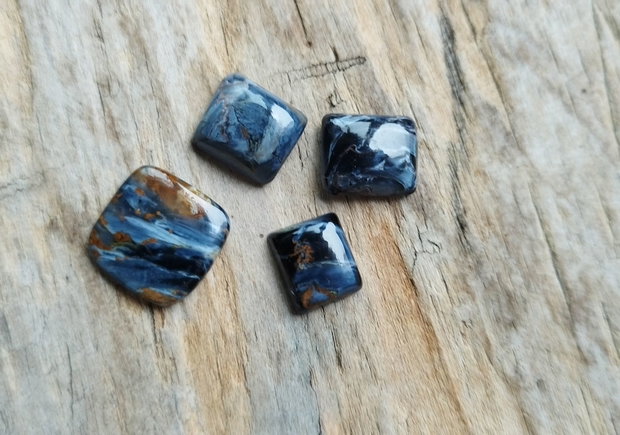 Lot 4 cabochoane pietersit