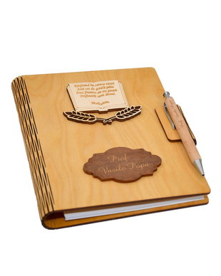Agenda A5 din lemn personalizata, Natur, Piksel, Absolvire, Profesori, Invatatori, 100 pagini si pix din lemn inclus
