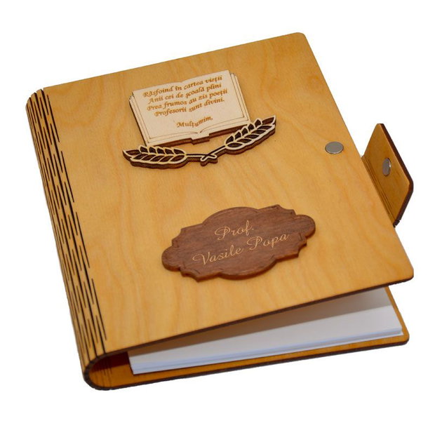 Agenda A5 din lemn personalizata, Natur, Piksel, Absolvire, Profesori, Invatatori, 100 pagini si pix din lemn inclus