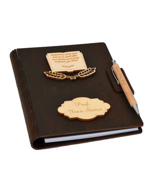 Agenda A5 din lemn personalizata, Wenge, Piksel, Absolvire, Profesori, Invatatori, 100 pagini si pix din lemn inclus