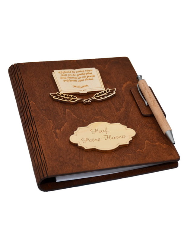 Agenda A5 din lemn personalizata, Maro, Piksel, Absolvire, Profesori, Invatatori, 100 pagini si pix din lemn inclus