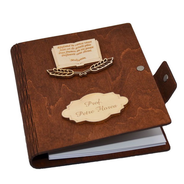 Agenda A5 din lemn personalizata, Maro, Piksel, Absolvire, Profesori, Invatatori, 100 pagini si pix din lemn inclus