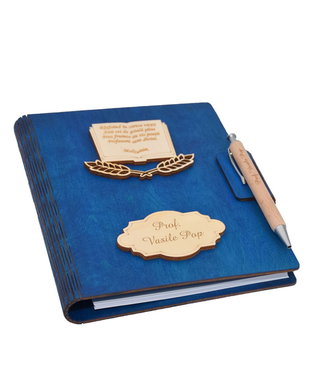 Agenda A5 din lemn personalizata, Albastra, Piksel, Absolvire, Profesori, Invatatori, 100 pagini si pix din lemn inclus