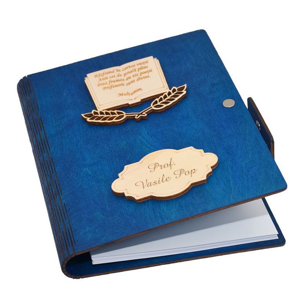 Agenda A5 din lemn personalizata, Albastra, Piksel, Absolvire, Profesori, Invatatori, 100 pagini si pix din lemn inclus