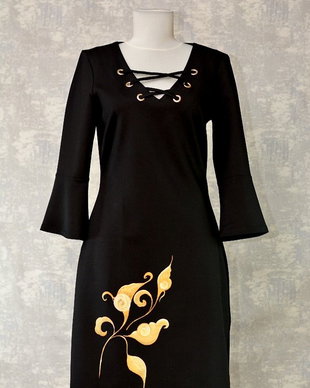 Rochie neagra, pictata manual