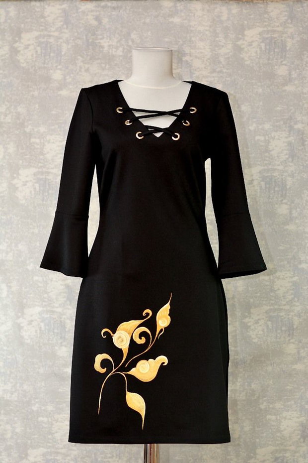 Rochie neagra, pictata manual